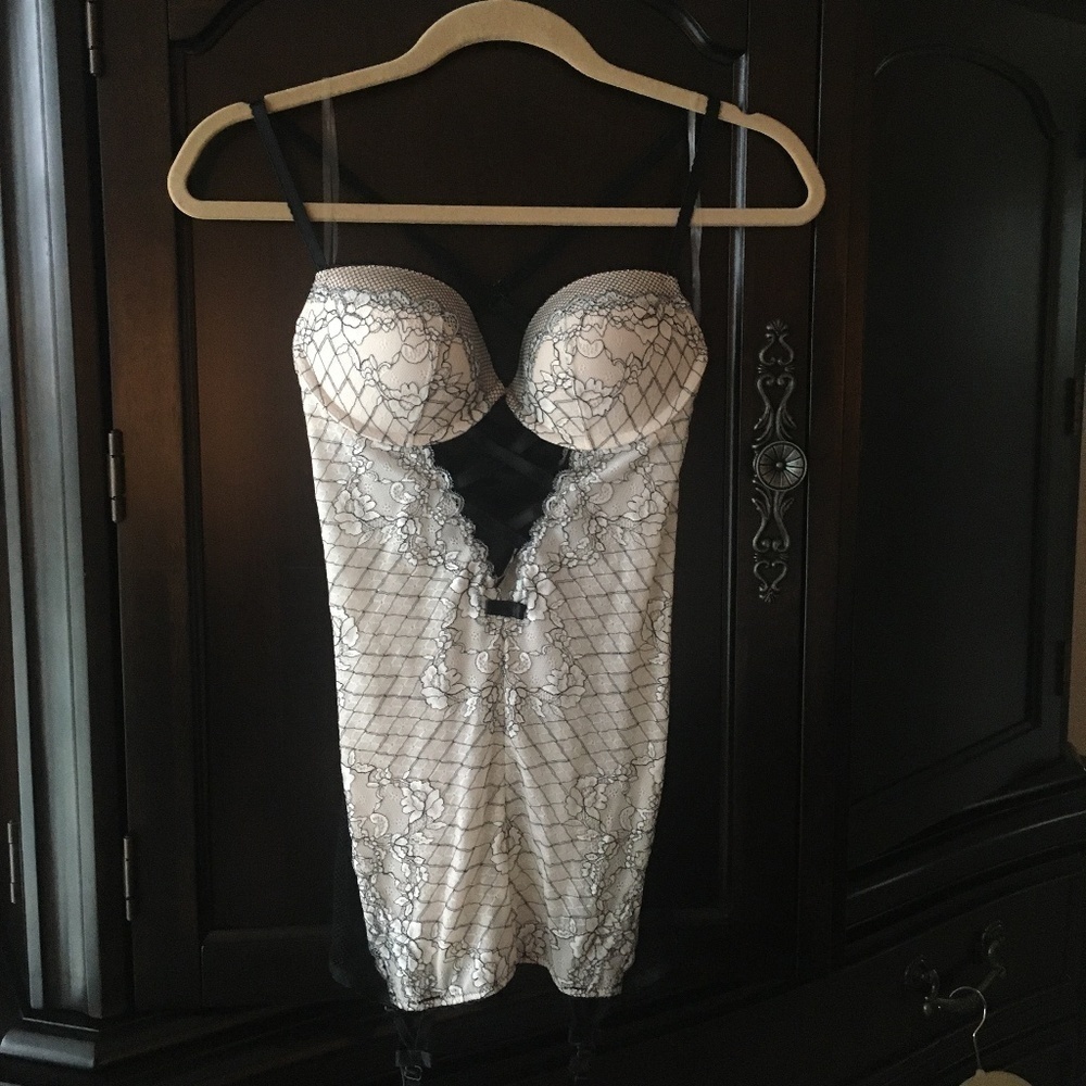 Beautiful Victoria's Secret Brand New Corset Lingerie 34C Classy Upscale
